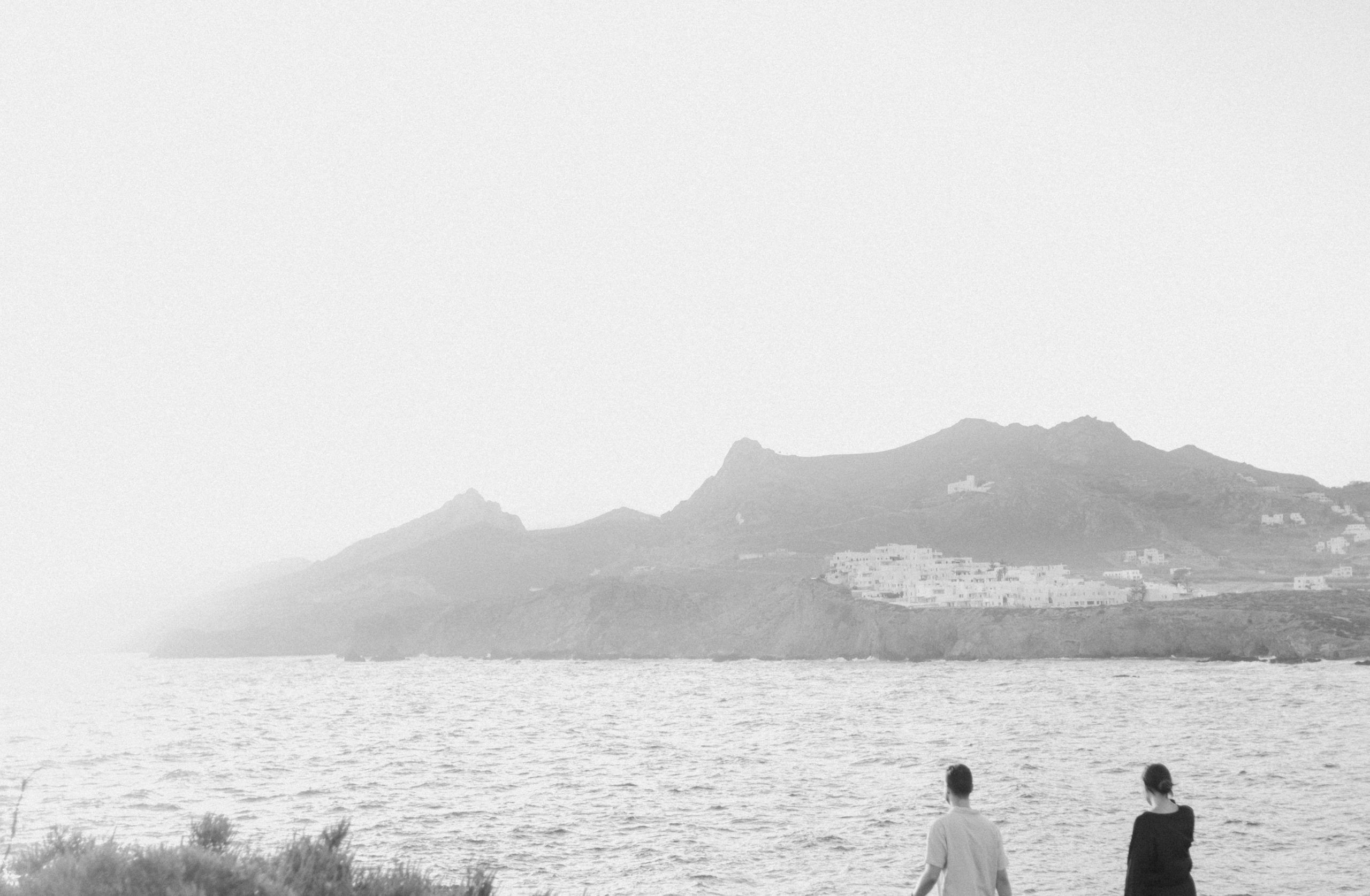 Couple walking on the coast of Greece in black and white